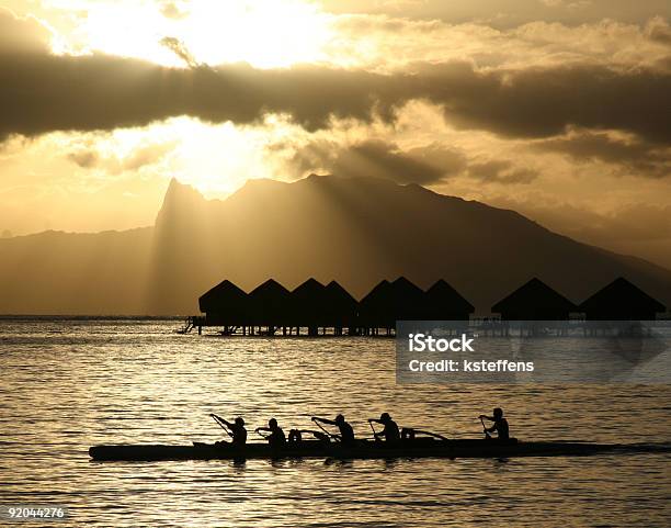 Moorea Sky Da Un Tahiti Beachpolinesia Francese - Fotografie stock e altre immagini di Canottaggio - Canottaggio, Polinesia, Remare