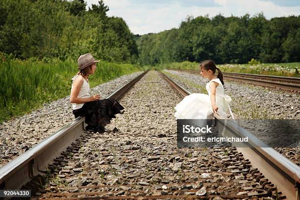 Due Ragazze Seduto Su Una Ferrovia - Fotografie stock e altre immagini di 10-11 anni - 10-11 anni, 12-13 anni, 6-7 anni