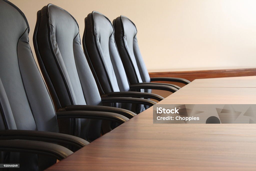 Krzesła w sali konferencyjnej - Zbiór zdjęć royalty-free (Bez ludzi)