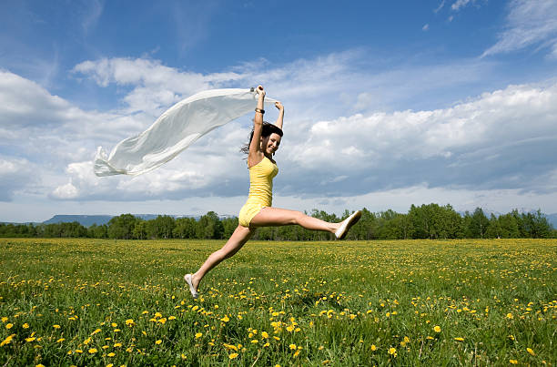 menina de salto - women jumping bouncing spring imagens e fotografias de stock