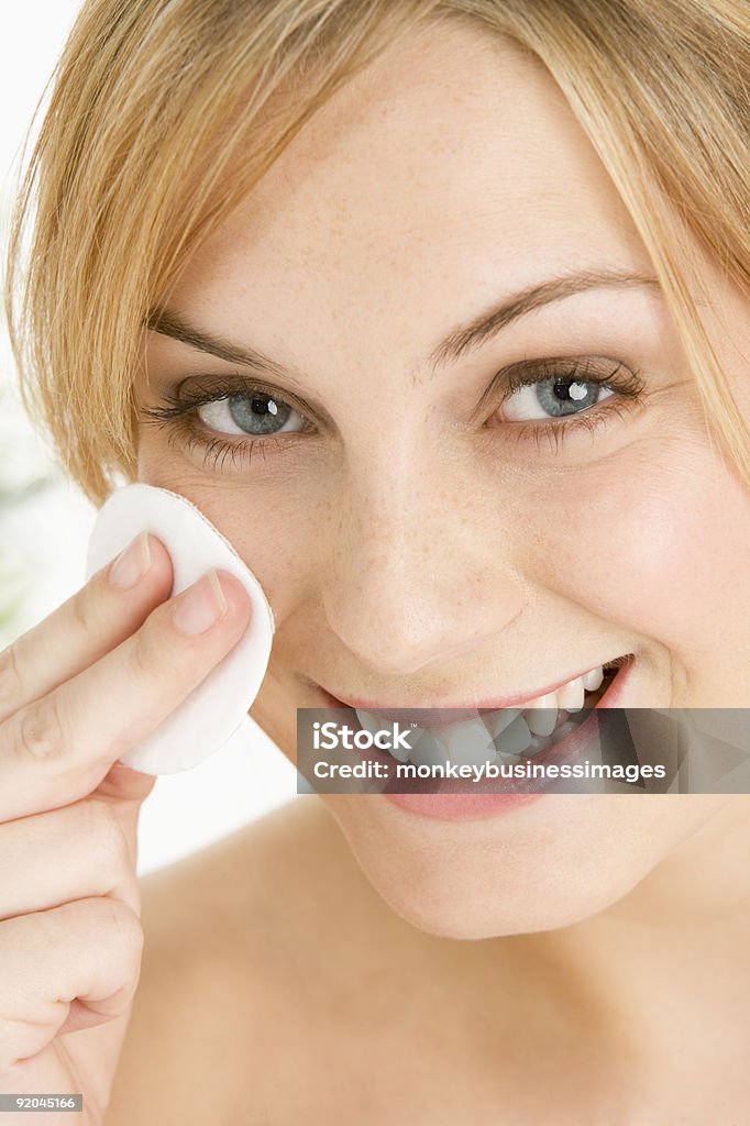 Frau Entfernen von Make-Up - Lizenzfrei Abschminken Stock-Foto