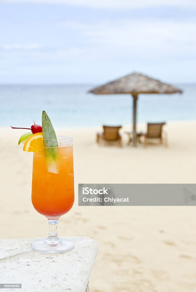 Cóctel de frutas en la playa - Foto de stock de Agua libre de derechos