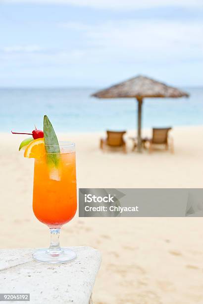 Cóctel De Frutas En La Playa Foto de stock y más banco de imágenes de Agua - Agua, Aire libre, Arena