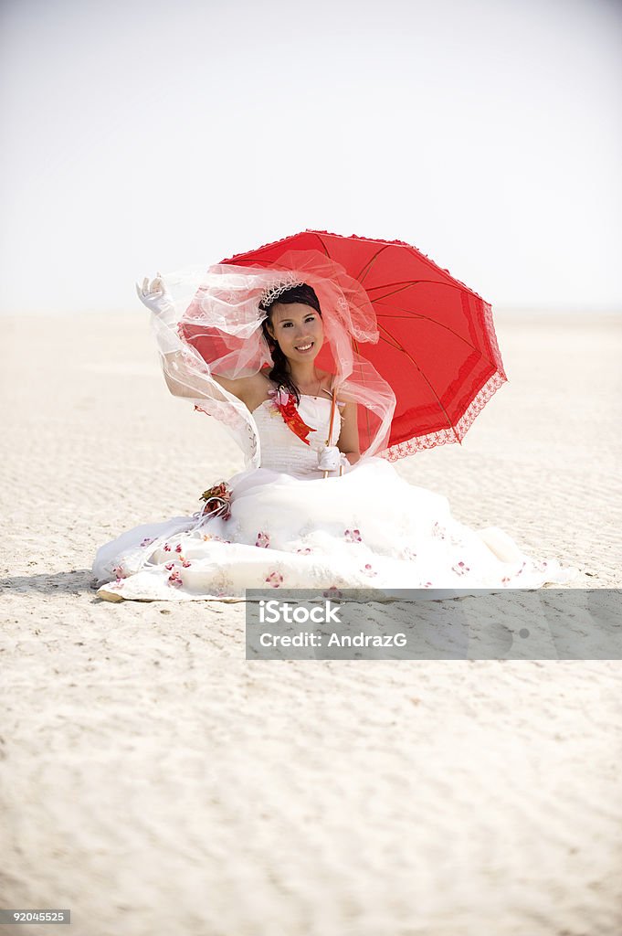 Wunderschöne Braut Sitzen im Sand - Lizenzfrei Attraktive Frau Stock-Foto