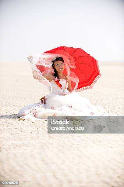 Wunderschöne Braut Sitzen Im Sand Stockfoto und mehr Bilder von Attraktive Frau - Attraktive Frau, Blick in die Kamera, Braut