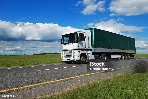 Photo libre de droit de Blanc Camion Avec Remorque Vert banque d'images et plus d'images libres de droit de Châssis automobile - Châssis automobile, Container, Fret