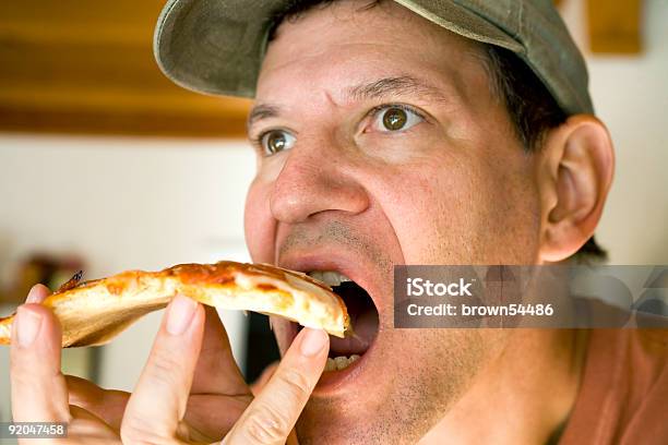 Uomo Mangiando Pizza Alla Salsiccia Piccante - Fotografie stock e altre immagini di Formaggio - Formaggio, Mangiare, Adulto