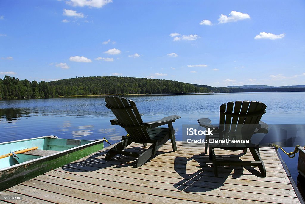 Chaises sur dock - Photo de Lac libre de droits