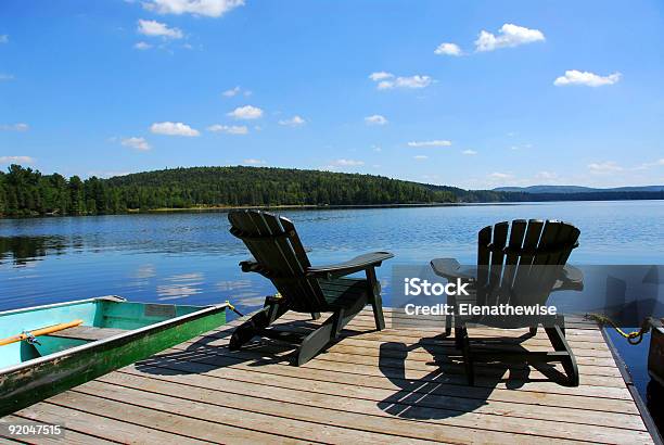 Photo libre de droit de Chaises Sur Dock banque d'images et plus d'images libres de droit de Lac - Lac, Chaise Adirondack, Chaise