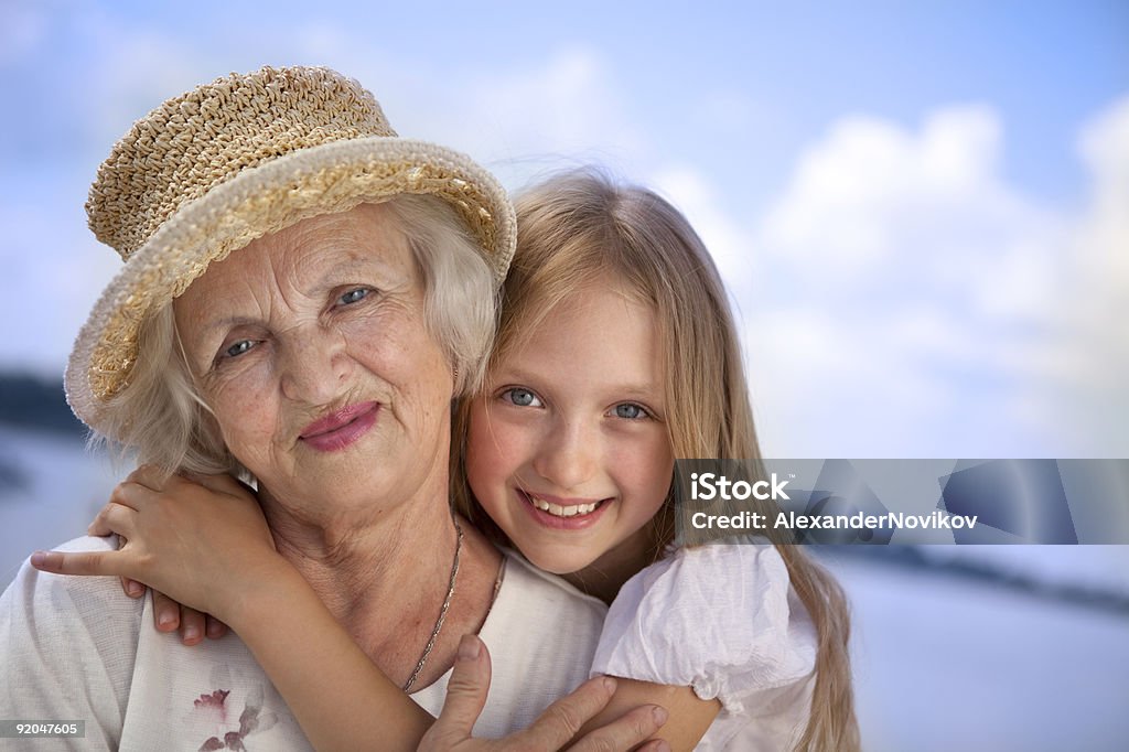 Feliz abuela y Granddaughter. XXXL - Foto de stock de 70-79 años libre de derechos