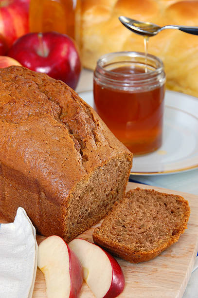 rosh hashaná pastel de miel - drop red delicious apple apple fruit fotografías e imágenes de stock