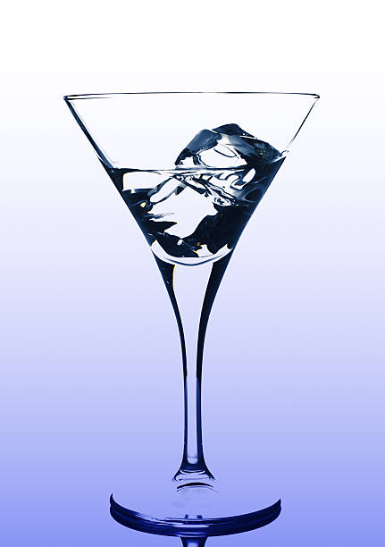 martini szkła z kostki lodu i niektóre drinka w blue - martini glass martini blue glass zdjęcia i obrazy z banku zdjęć