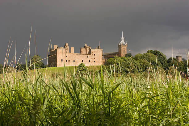 castello in un giorno di pioggia - linlithgow palace foto e immagini stock