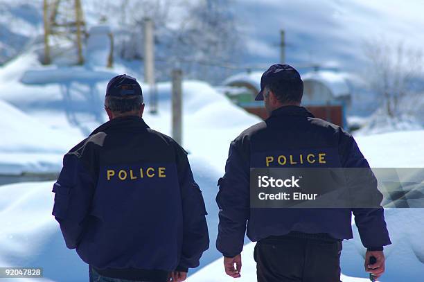 Guardia De La Policía En Invierno Foto de stock y más banco de imágenes de Cuerpo de policía - Cuerpo de policía, Invierno, Grupo de personas