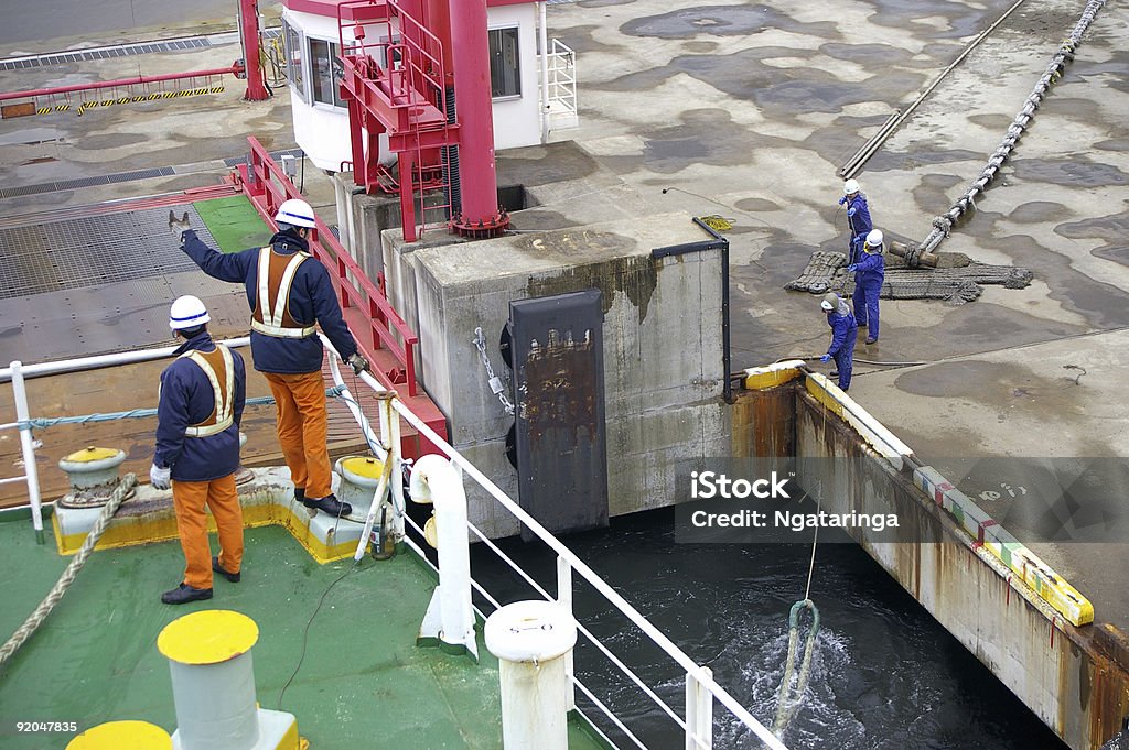 Mooring de ferry - Photo de Équipage de bateau libre de droits