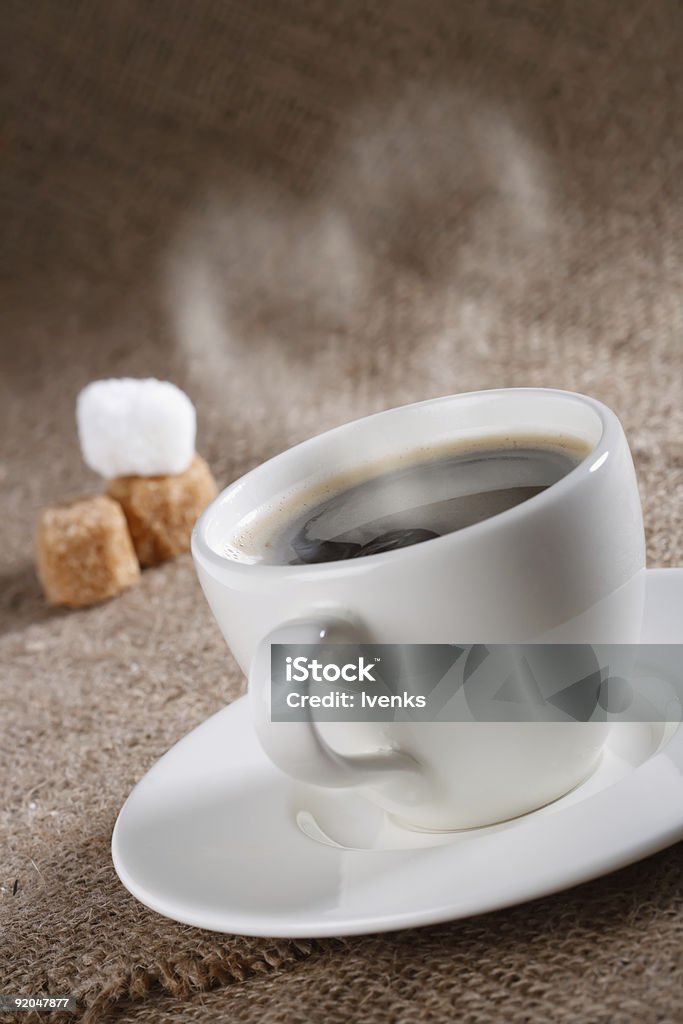 Czarny biały kubek z kawa w kształcie serca pary - Zbiór zdjęć royalty-free (Czarna kawa)