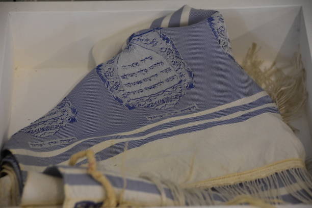 scialle di preghiera - tallit, simbolo religioso ebraico - phylactery foto e immagini stock