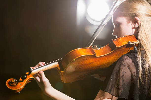 adolescente che suona il violino in concerto - assolo foto e immagini stock