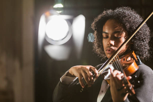 mixed race teenage boy playing the violin - violinista imagens e fotografias de stock