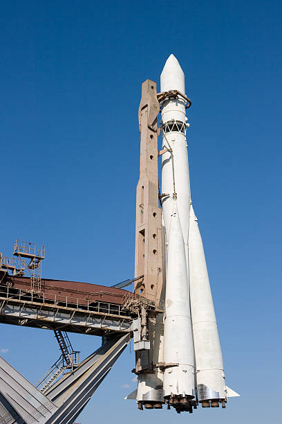 Russo space ship Vostok a sua plataforma de Lançamento de Foguete - foto de acervo