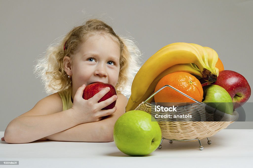 소녀만 사과를 먹고 - 로열티 프리 감정 스톡 사진