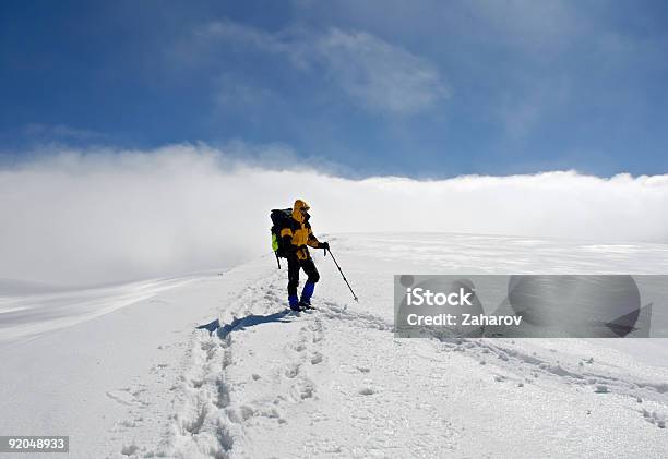 Foto de Lonely Alpinista No Topo Da Montanha e mais fotos de stock de Adulto - Adulto, Aventura, Azul