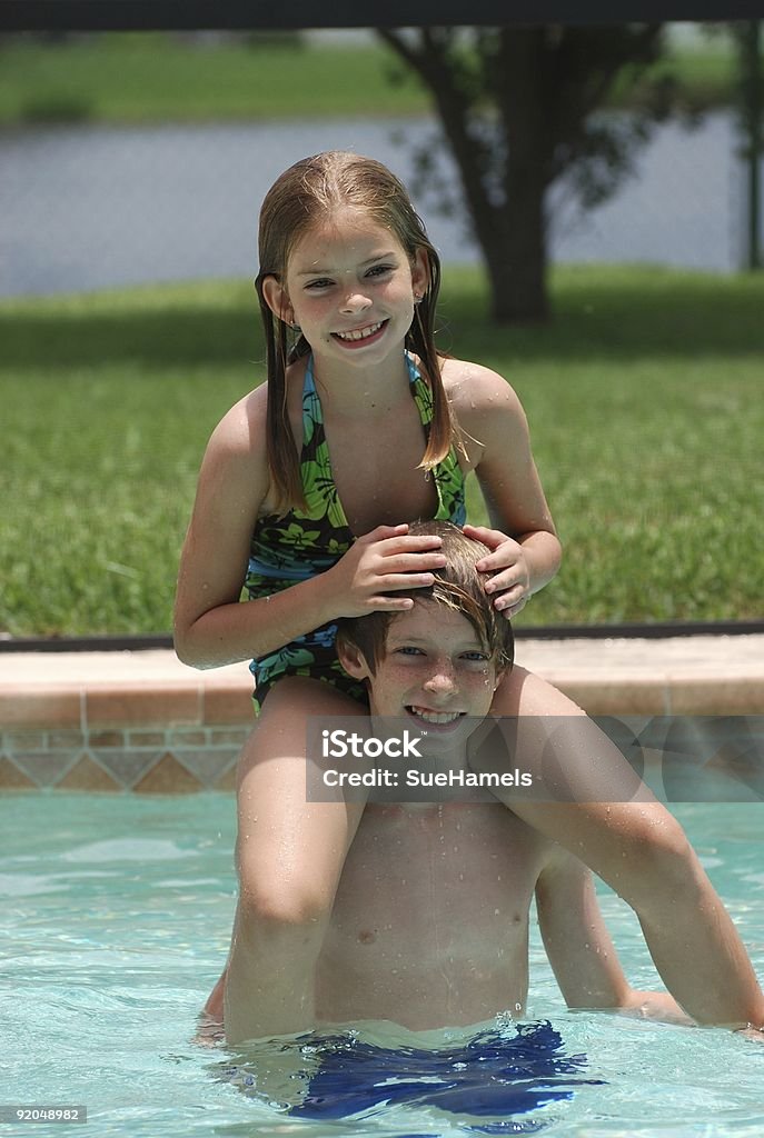 Divertimento estivo in piscina - Foto stock royalty-free di 10-11 anni
