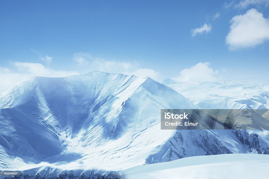 Altas montanhas sob a neve no inverno - Foto de stock de Alpes europeus royalty-free