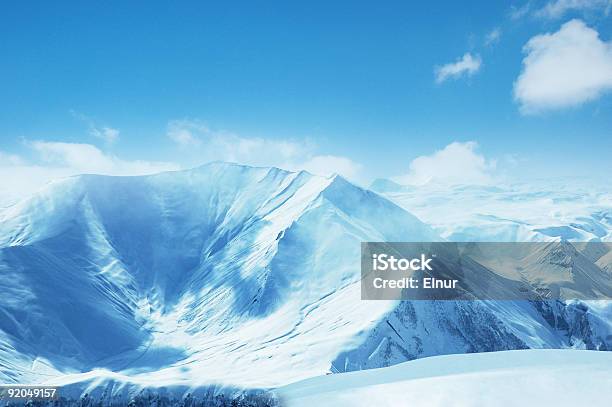 Foto de Altas Montanhas Sob A Neve No Inverno e mais fotos de stock de Alpes europeus - Alpes europeus, Azul, Branco