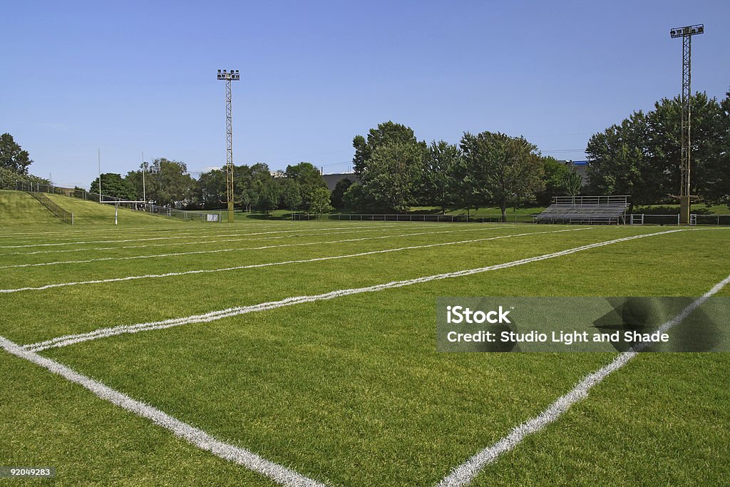 アメリカンフットボールプレイングフィールド - 横からの視点のロイヤリティフリーストックフォト