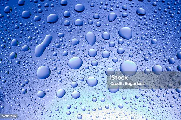Gotas De Água Azul - Fotografias de stock e mais imagens de Abstrato - Abstrato, Azul, Bolha - Estrutura Física