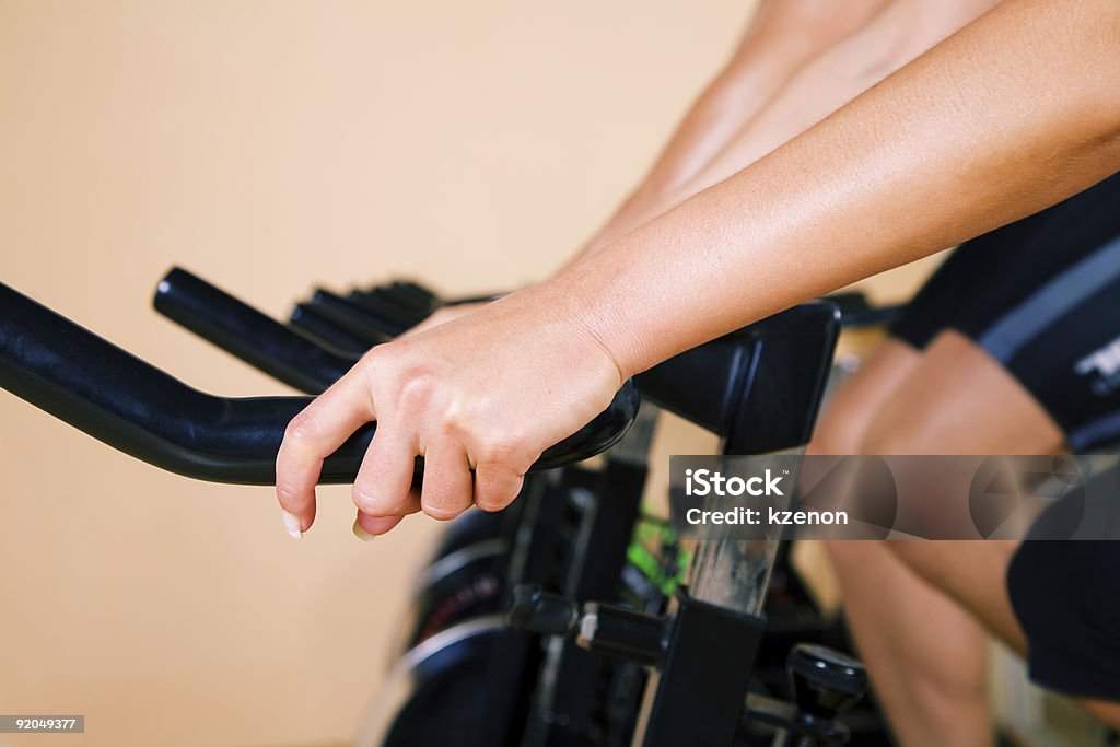 Vélo d'exercice dans la salle de sport - Photo de Beauté libre de droits