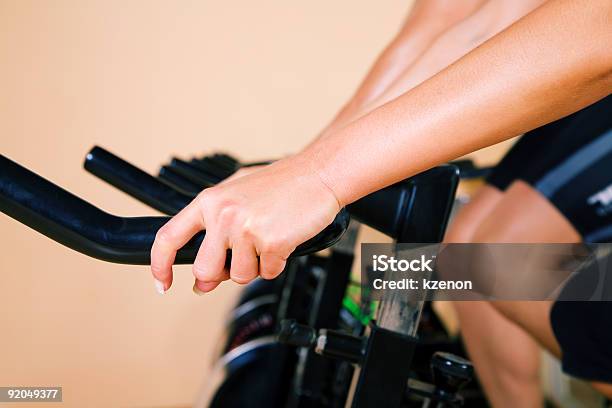 Photo libre de droit de Vélo Dexercice Dans La Salle De Sport banque d'images et plus d'images libres de droit de Beauté - Beauté, Cycle, Entraînement sportif