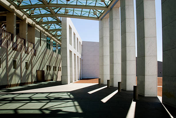 schatten & linien - parlamentsgebäude regierungsgebäude stock-fotos und bilder