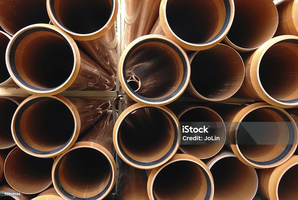 O PVC tubos empilhados em construção site - Foto de stock de Amontoamento royalty-free