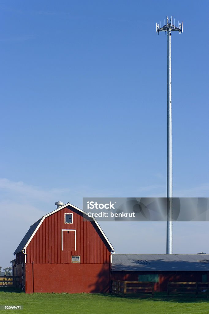 Ferme avec une cellule tower. - Photo de Agriculture libre de droits