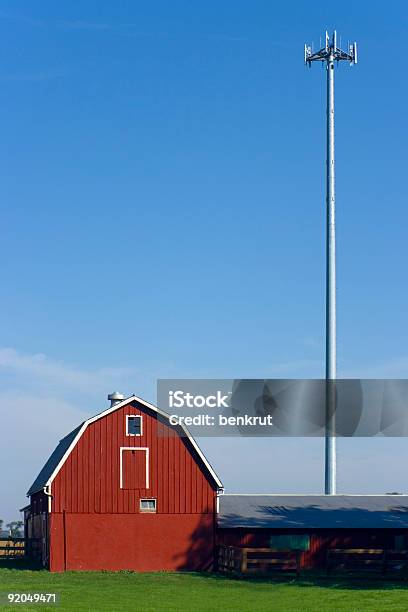 Photo libre de droit de Ferme Avec Une Cellule Tower banque d'images et plus d'images libres de droit de Agriculture - Agriculture, Antenne individuelle, Architecture