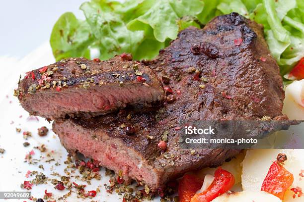 Foto de Contrafilé Strip Steakentrecote Com Batata Assada e mais fotos de stock de Alface