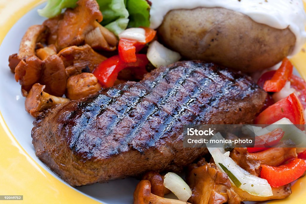 등심 스트립 스테이크, 구은 감자 및 살구버섯 - 로열티 프리 0명 스톡 사진
