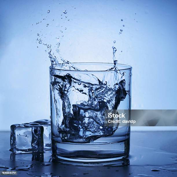 Blue Splash Stockfoto und mehr Bilder von Alkoholisches Getränk - Alkoholisches Getränk, Blau, Eiswürfel
