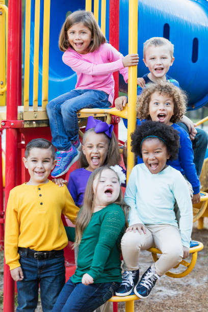niños de escuela multiétnicos en patio - elementary student child laughing group of people fotografías e imágenes de stock