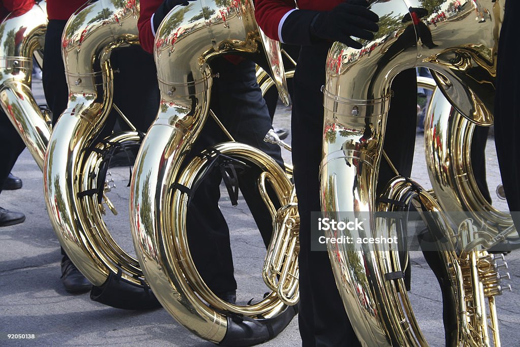 tuba joueurs - Photo de Spectacle de la mi-temps libre de droits