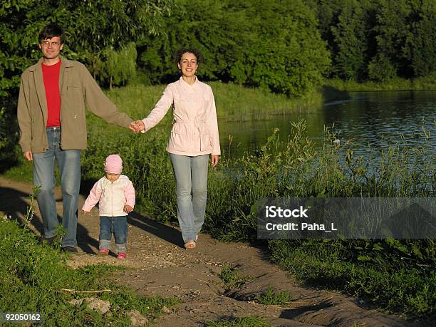 Familie Im Park Stockfoto und mehr Bilder von Baum - Baum, Erwachsene Person, Familie