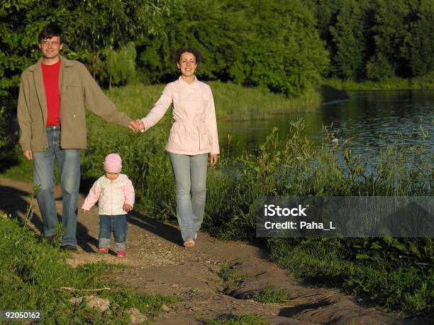 Família No Parque - Fotografias de stock e mais imagens de Adulto - Adulto, Andar, Ao Ar Livre