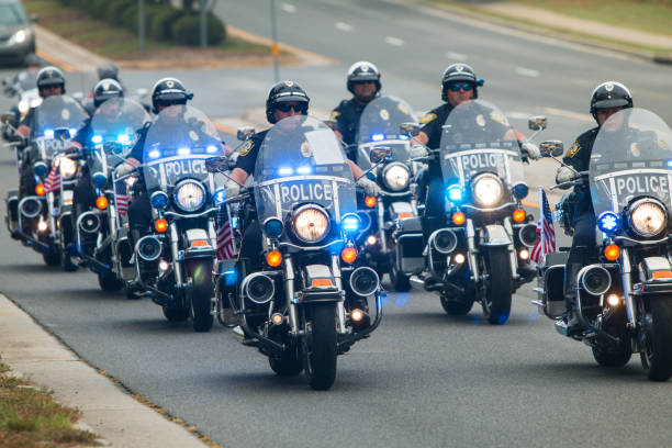 慈善のバイクの乗車でバイカーのためのバイク警官フォーム護衛 - motorcycle handlebar road riding ストックフォトと画像