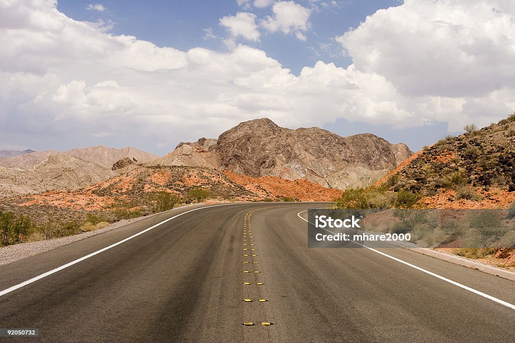Highway 砂漠の - アスファルトのロイヤリティフリーストックフォト