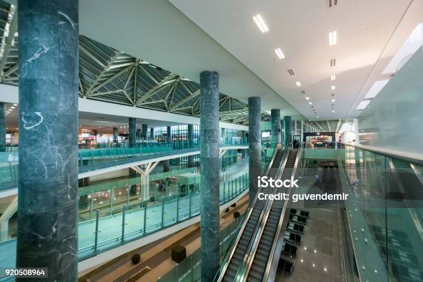 Photo libre de droit de Vue De Dessus Sur Un Terminal De Laéroport Modern banque d'images et plus d'images libres de droit de Aéroport - Aéroport, Izmir, Affaires