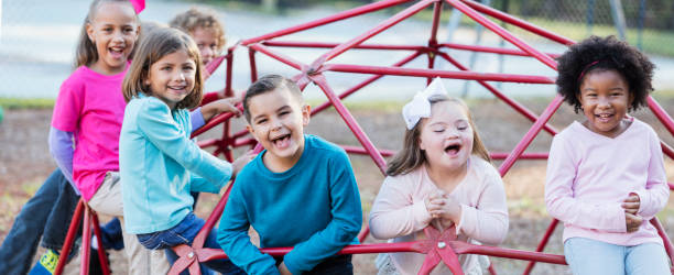 niños jugando en barras patio - elementary student child laughing group of people fotografías e imágenes de stock