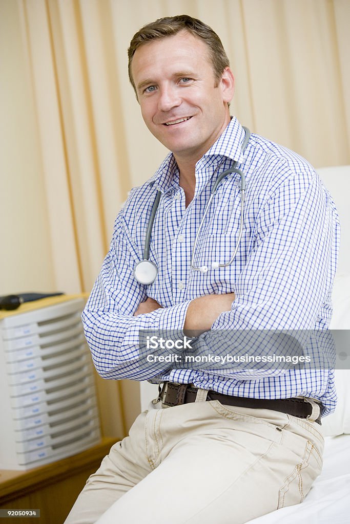 Doutor, sentado em um Hospital-size - Foto de stock de 30 Anos royalty-free