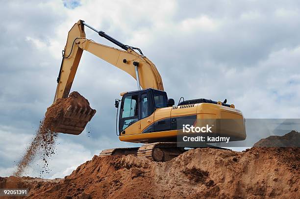 Excavator Mit Der Erde In Den Eimer Stockfoto und mehr Bilder von Aktivitäten und Sport - Aktivitäten und Sport, Arbeiten, Ausrüstung und Geräte